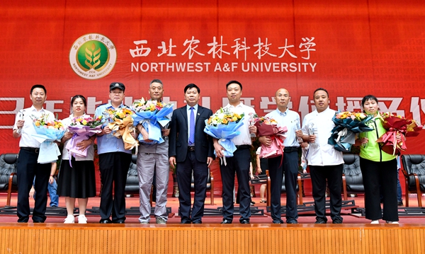 后勤保卫8名职工荣获“最可爱的校园守望者”称号