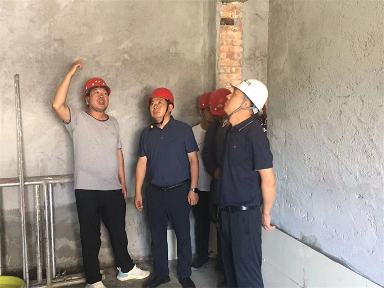 处领导检查暑期在建施工安全情况