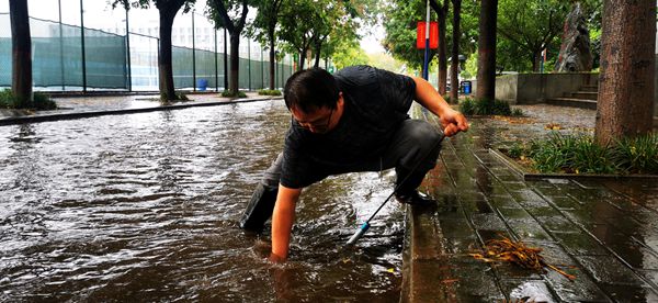 大雨中疏通排水口_副本.jpg