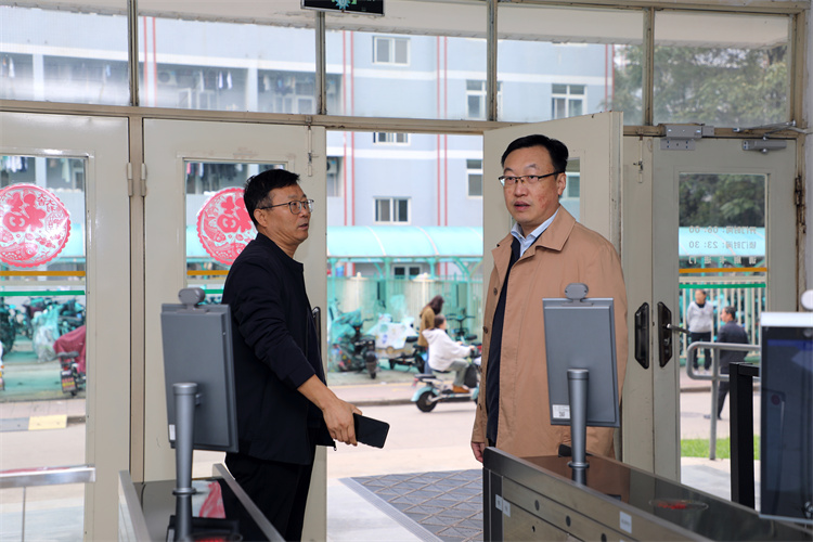 郑英宁实地指导校庆校园环境提升改造项目
