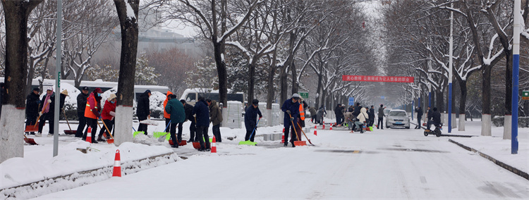 以雪为令齐上阵   扫雪除冰保平安