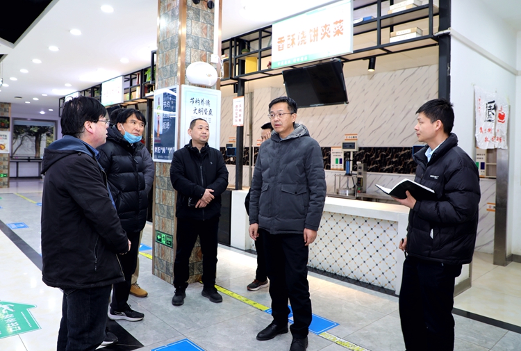 检查食堂饮食价格和学生就餐情况_副本.jpg