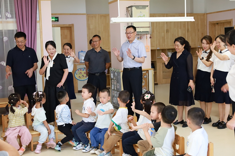 校领导检查幼儿园开学工作