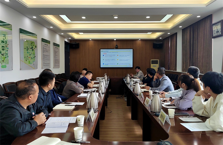 饮食服务中心主任讲解演示饮食数字化平台.jpg
