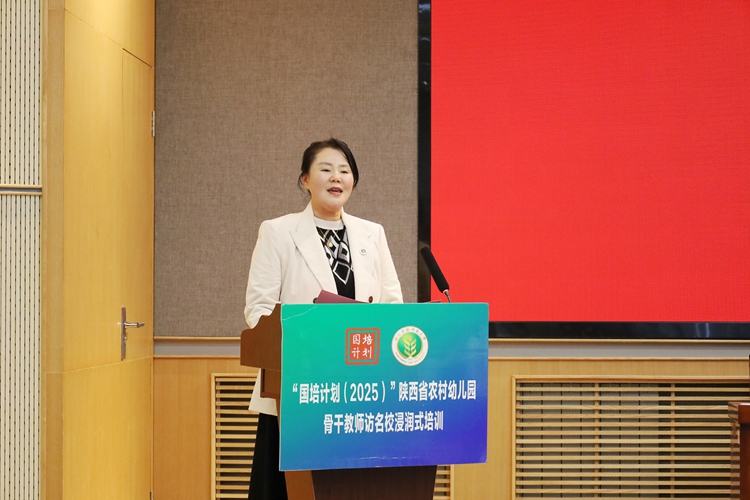 4 幼教中心王绯主任主持会议.jpg