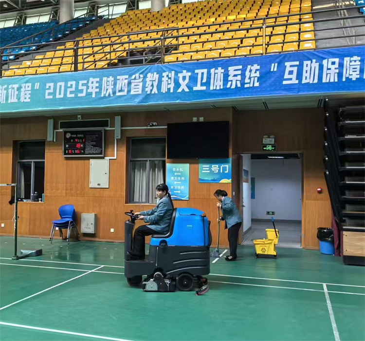 驾驶洗地车对场馆内部进行清洗.jpg