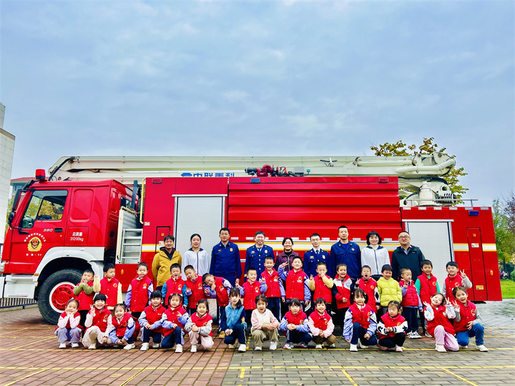 8 实验园合影.jpg