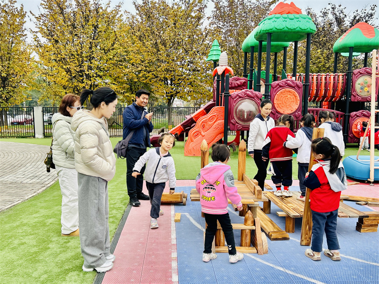 3 户外游戏观摩.jpg