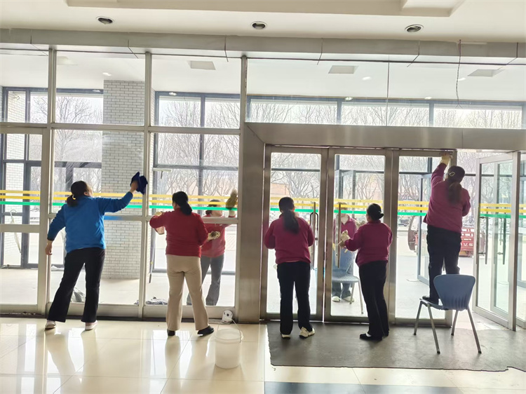 南校区三号教学楼门窗玻璃擦洗1.jpg