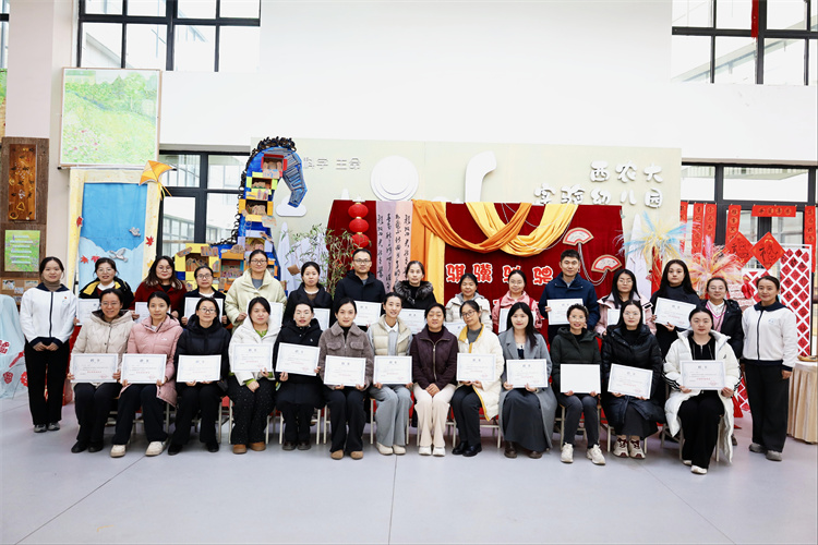 7 实验园合影.jpg