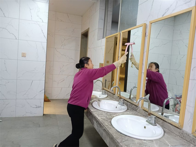 南校区三号教学楼卫生间衣帽镜清理.jpg
