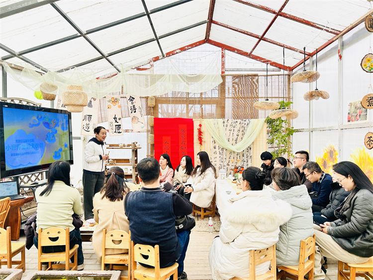 2 保教部负责人介绍幼儿园课程.jpg