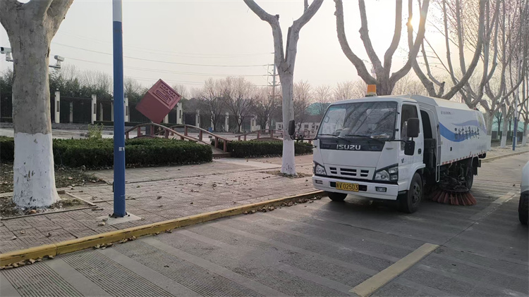 清扫车保洁.jpg