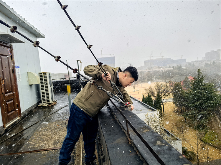 大风大雪天检查楼顶基站风绳安全.jpg