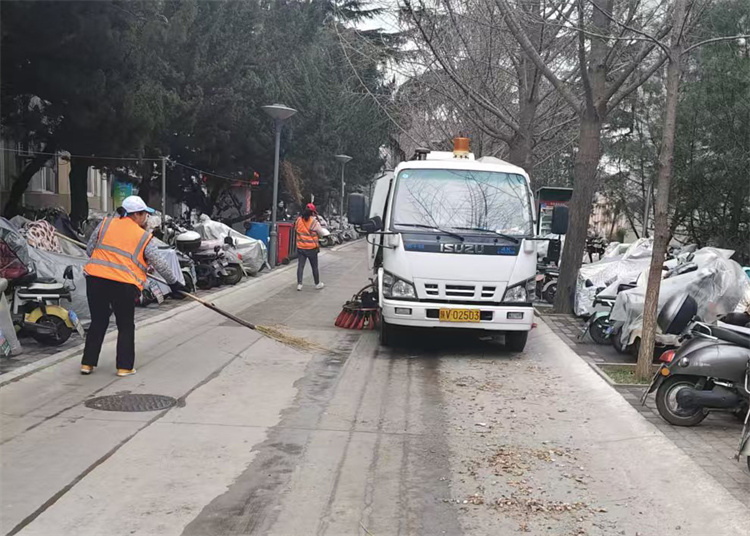 人员和清扫车配合保洁.jpg