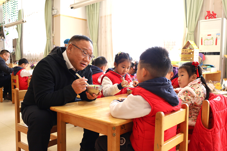 校领导深入幼儿园调研指导开学工作
