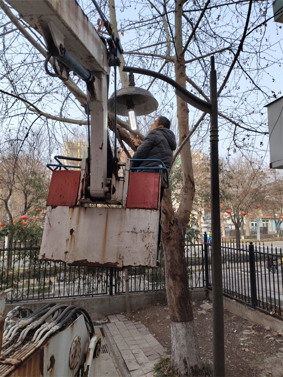 维修家属区路灯.jpg