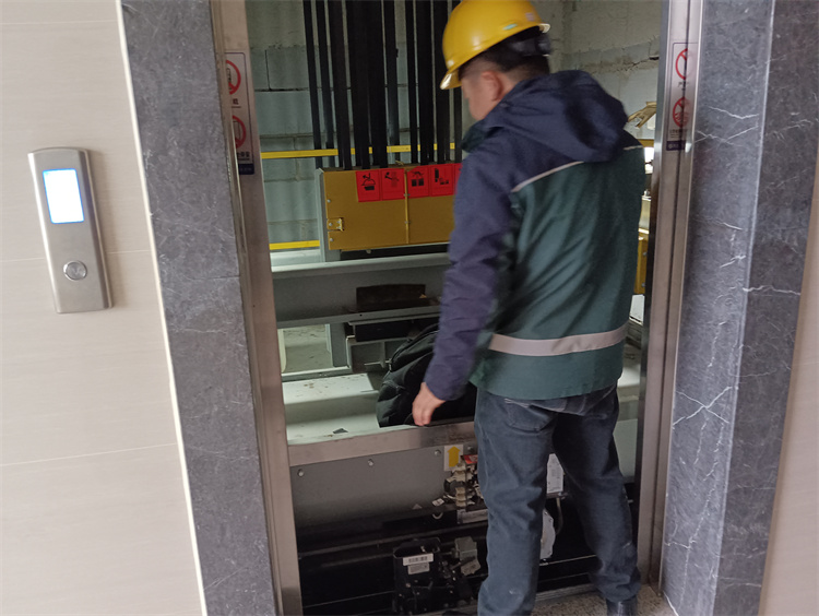 维修北校区18号楼电梯钢带.jpg