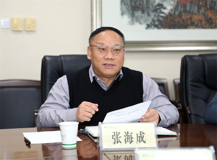 副校长张海成主持调研座谈会.jpg