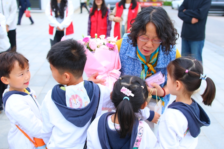 1 孩子们向黄奶奶献花，致敬.jpg