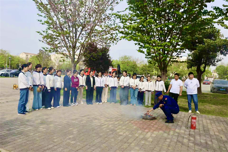 2 培训教师使用灭火器.jpg