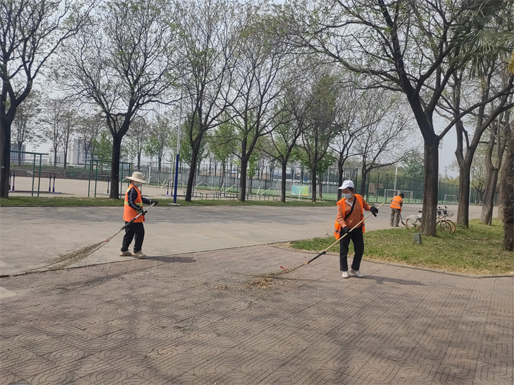 清扫田径场外围.jpg