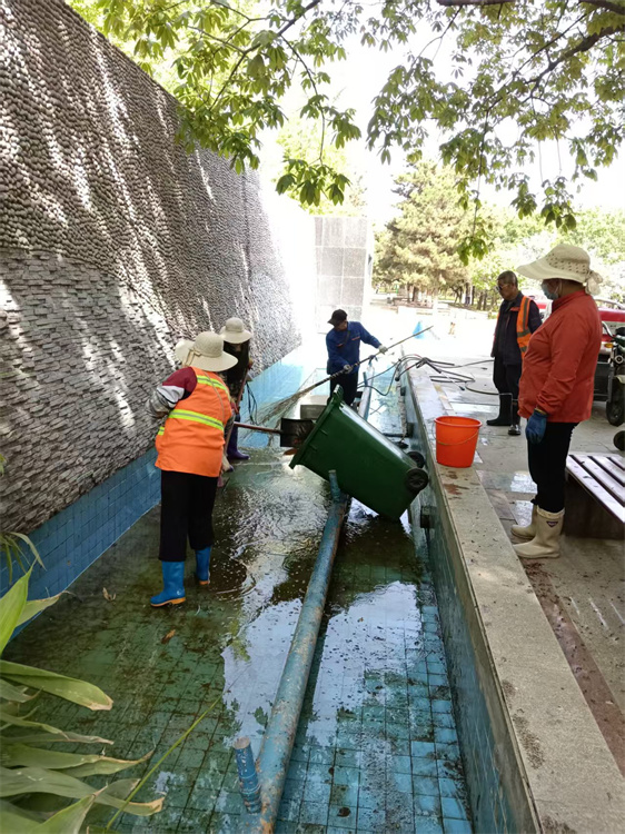 清洗喷泉池.jpg