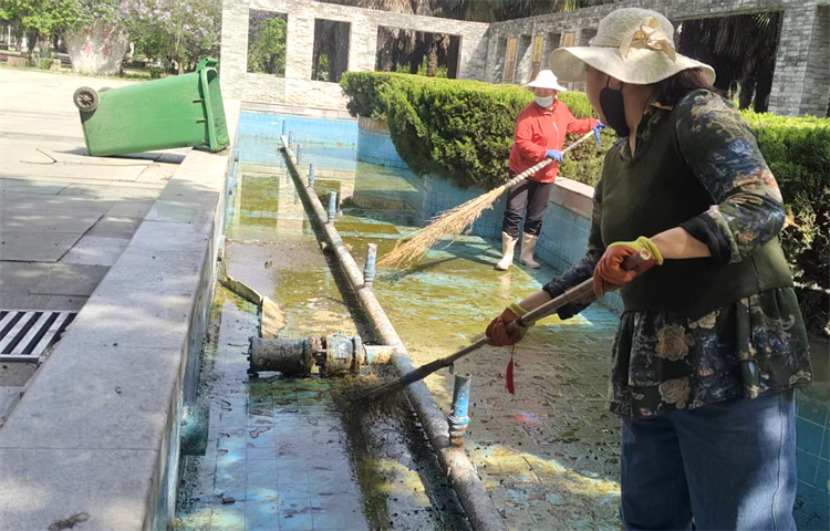 清理喷泉池.jpg