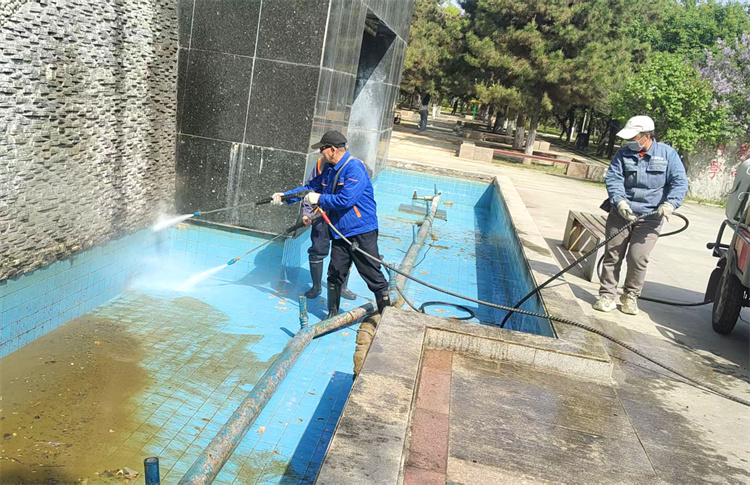 清洗喷泉池1.jpg