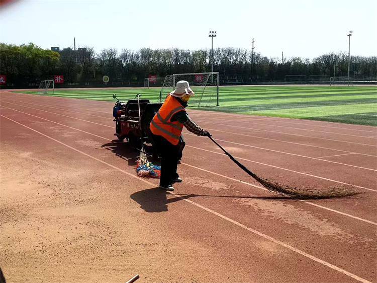 清扫田径场.jpg