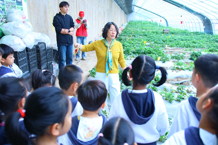 5 在草莓种质资源棚认识草莓知识.jpg