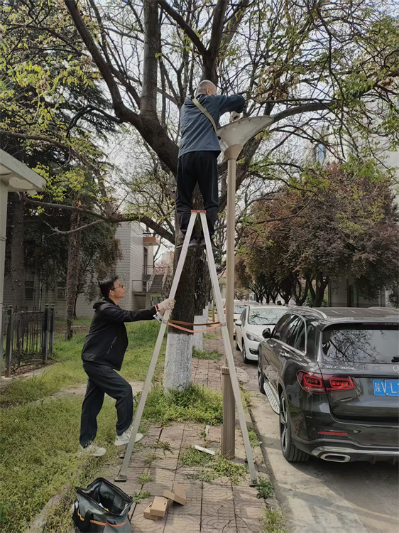 检修校园内路灯.jpg