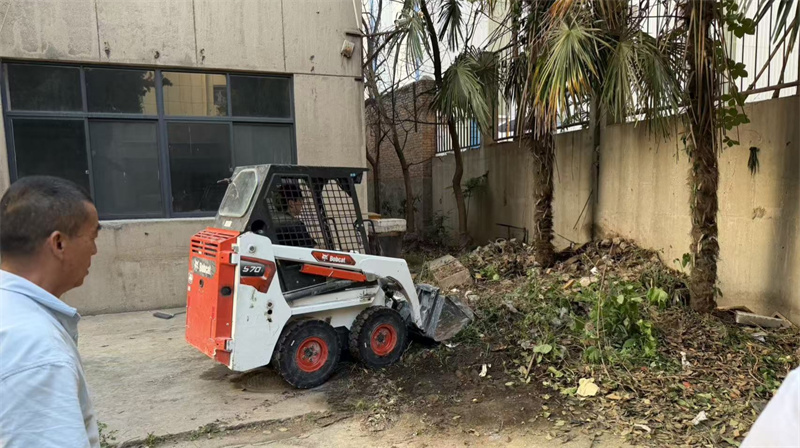 清理西安基地小区内杂物4.jpg