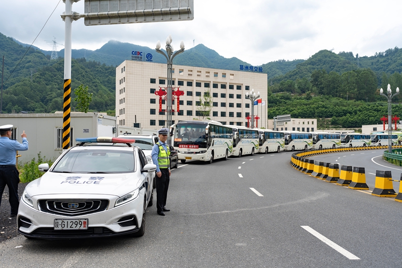 交警护航.jpg