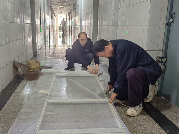 更换学生公寓窗纱.jpg