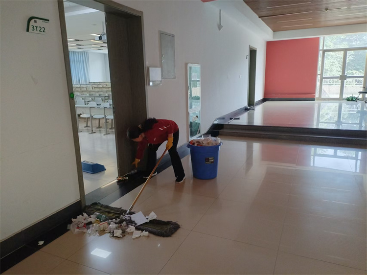 南校区3号教学楼 清理教室卫生.jpg