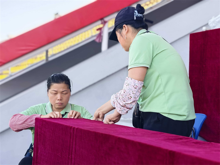 铺设主席台桌布.jpg