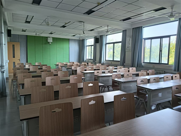 干净整洁的南校区1号教学楼教室.jpg