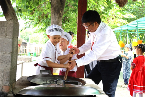 4 校领导和孩子亲切互动.jpg