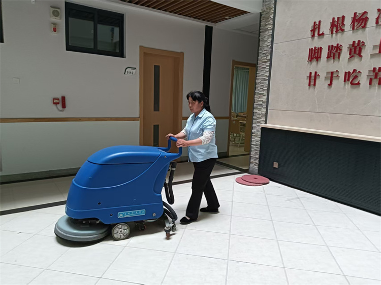 南校区1号教学楼 洗地机清洗地面.jpg