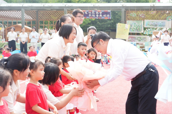 1 校长看望孩子们.jpg