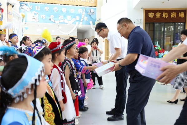 杨凌示范区党工委委员、管委会副主任张小明看望慰问实验幼儿园师生