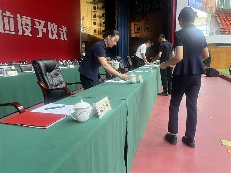 3.整理主席台.jpg