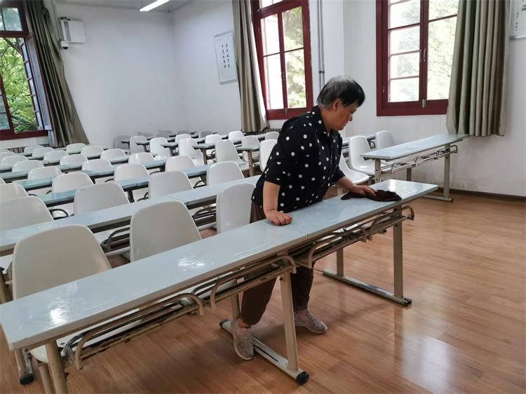 北校区三号教学楼教室桌椅保洁.jpg