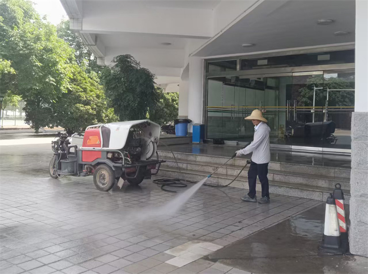 清理场馆外环境卫生2.jpg