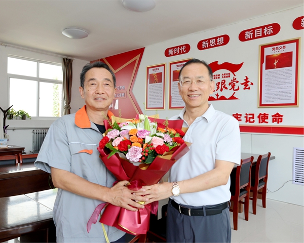 “七一”前夕校领导走访慰问后勤服务保障一线党员代表