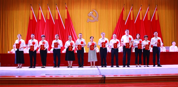 “两优一先”表彰优秀共产党员
