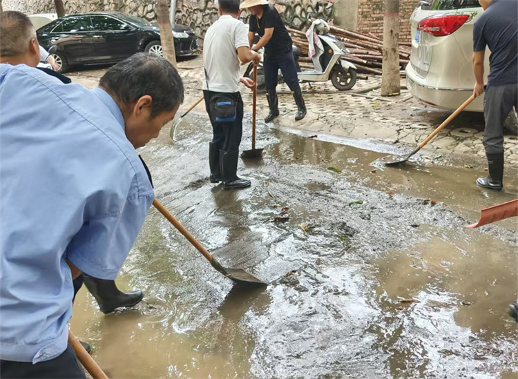 雨后清理东南区淤泥2.jpg