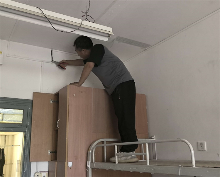 学生公寓废旧光纤线拆除.jpg