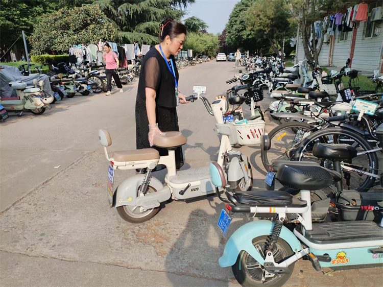 摆放楼外电动车.jpg